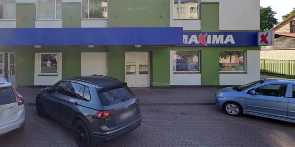 Женщина на Volvo сбила мужчину, оба скрылись с места ДТП в Латвии