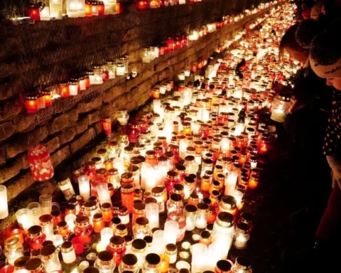 Жителей Латвии призывают правильно зажигать свечи у Рижского замка