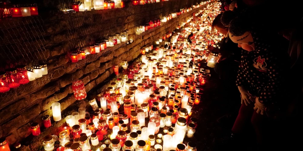 Жителей Латвии призывают правильно зажигать свечи у Рижского замка