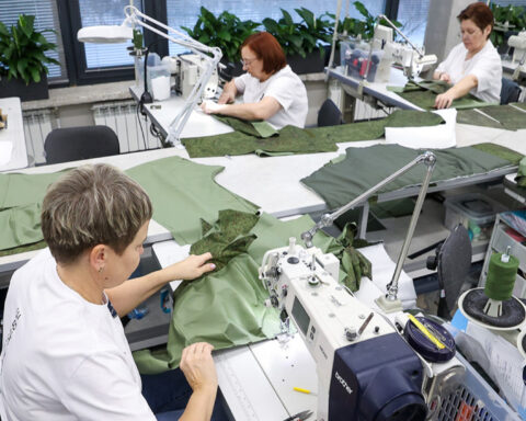 В России останавливается производство одежды и обуви на фоне падения доходов населения