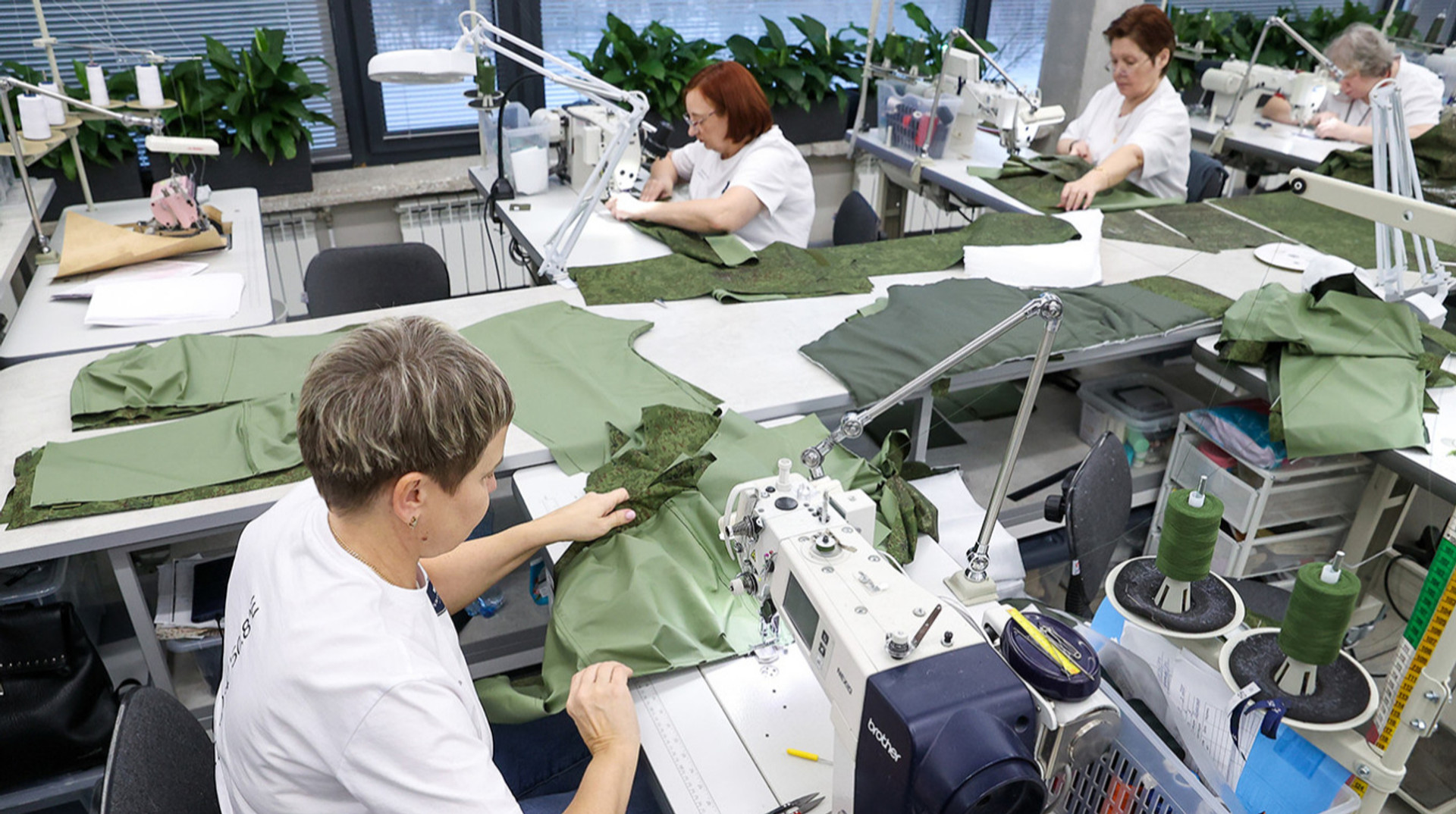 В России останавливается производство одежды и обуви на фоне падения доходов населения