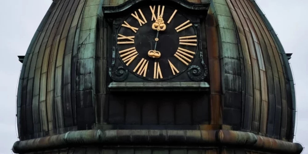 Часы на башне Святого Петра в Риге снова показывают точное время