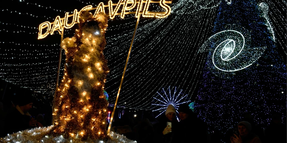 Даугавпилс оформил Рождество в стиле "Маленького принца" с осью Вселенной на площади Виенибас