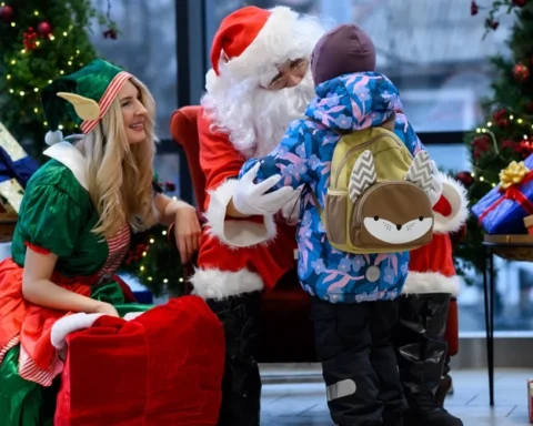 Дед Мороз встречается с посетителями в магазинах Lidl в декабре