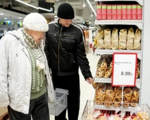 Депутаты Латвии снизили НДС на основные продукты: хлеб, молоко и курица подешевеют