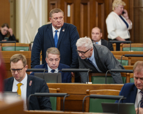 Депутаты не рассмотрели бюджет на внеочередном заседании Сейма за 12 часов работы