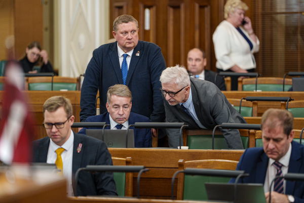 Депутаты не рассмотрели бюджет на внеочередном заседании Сейма за 12 часов работы