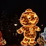 Екабпилс украшен рождественскими декорациями и сказочными персонажами