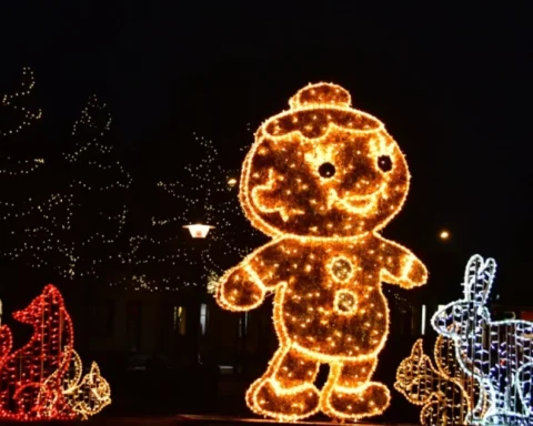 Екабпилс украшен рождественскими декорациями и сказочными персонажами