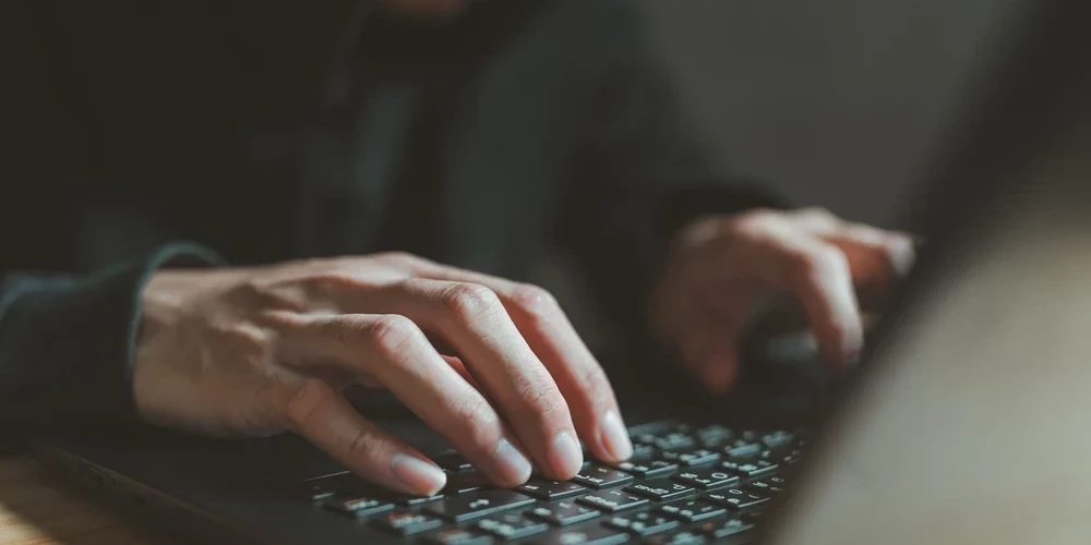 Эксперт оценивает уровень киберугроз в Латвии и подчеркивает важность образования