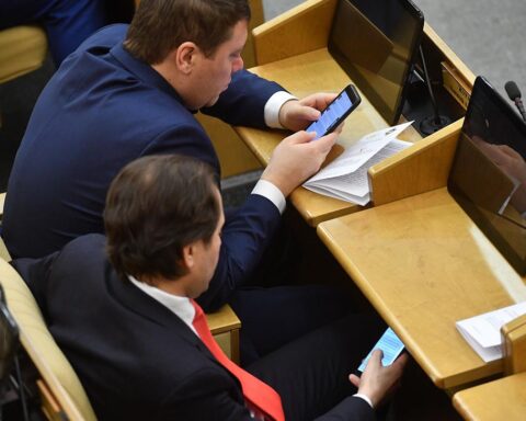 Госдума РФ готовит жёсткий контроль над соцсетями, мессенджерами и ИИ