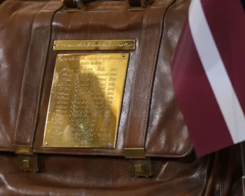 Госучреждения Латвии тихо повышают зарплаты на фоне экономии