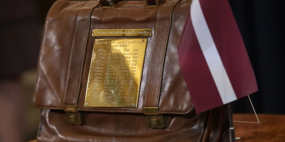 Госучреждения Латвии тихо повышают зарплаты на фоне экономии