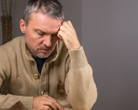 Государство планирует помочь 170 000 латвийцам выбраться из долгов к 2025 году