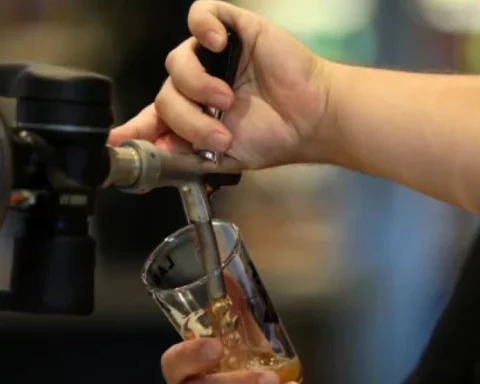 Изменения акцизов на алкоголь и табак повлияют на цены в магазинах Латвии