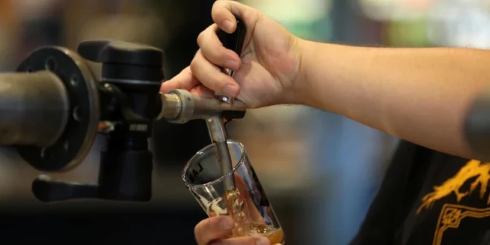 Изменения акцизов на алкоголь и табак повлияют на цены в магазинах Латвии