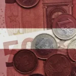 Как изменения в 2026 году скажутся на бюджете латвийцев: от пенсий до транспортных билетов