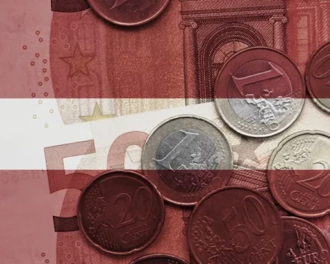 Как изменения в 2026 году скажутся на бюджете латвийцев: от пенсий до транспортных билетов