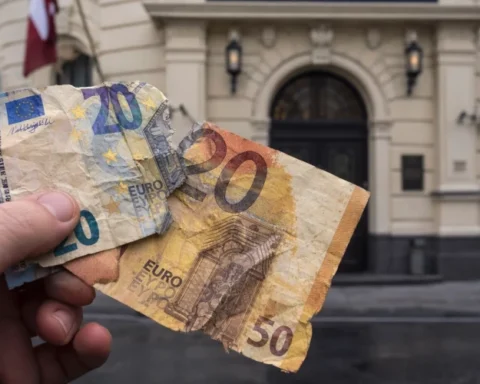 Коммерческие банки отказались менять поврежденные купюры: советы от Банка Латвии