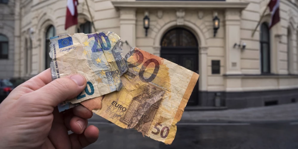 Коммерческие банки отказались менять поврежденные купюры: советы от Банка Латвии