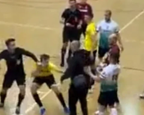 Конфликт игроков чемпионата Риги по мини-футболу перерос в драку с вмешательством зрителя