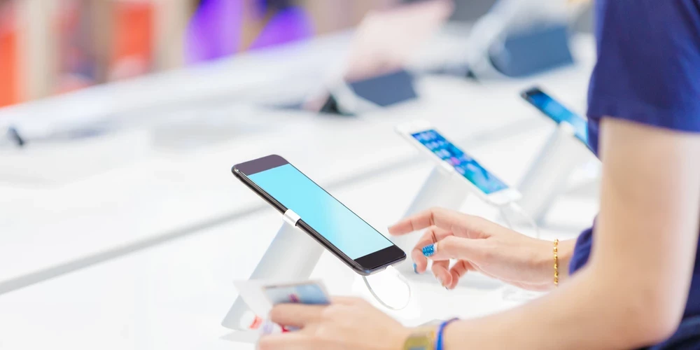 Крупные предприятия в Латвии будут обязаны проверять доходы потребителей при покупке смартфонов в рассрочку