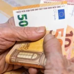 Латвийцам могут разрешить изъятие средств из второго пенсионного уровня — экономисты предупреждают о рисках