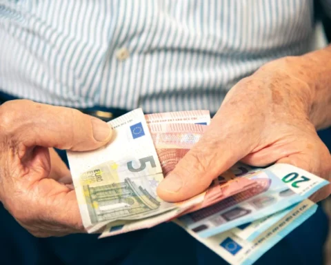 Латвийцы ожидают повышения зарплат, при этом сокращая расходы на крупные покупки