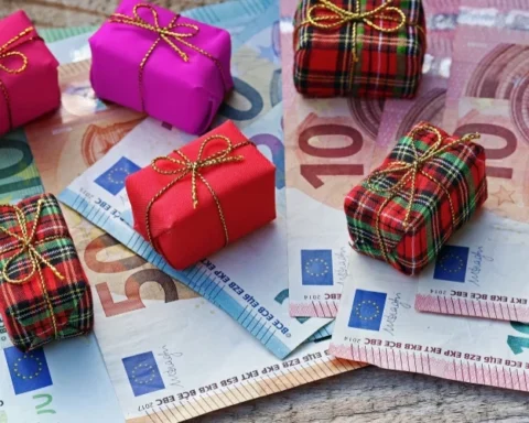 Латвийцы планируют более осторожные праздничные расходы в 2023 году