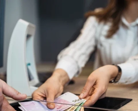 Латвийские банкиры отказываются возвращать пенсионные накопления жителям страны