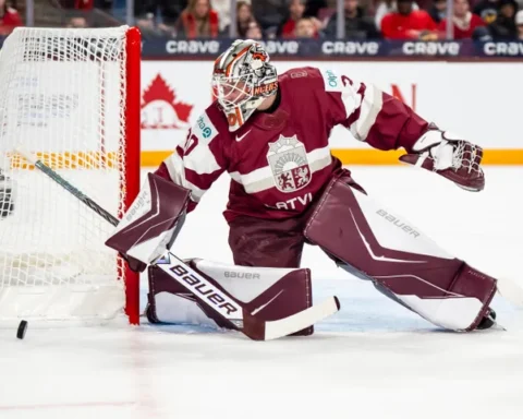 Латвийские хоккеисты U-20 начали ЧМ с поражения от Канады в овертайме