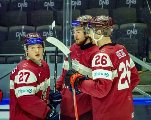 Латвийские хоккеисты U-20 уступили финнам в матче молодежного чемпионата мира со счетом 0:8