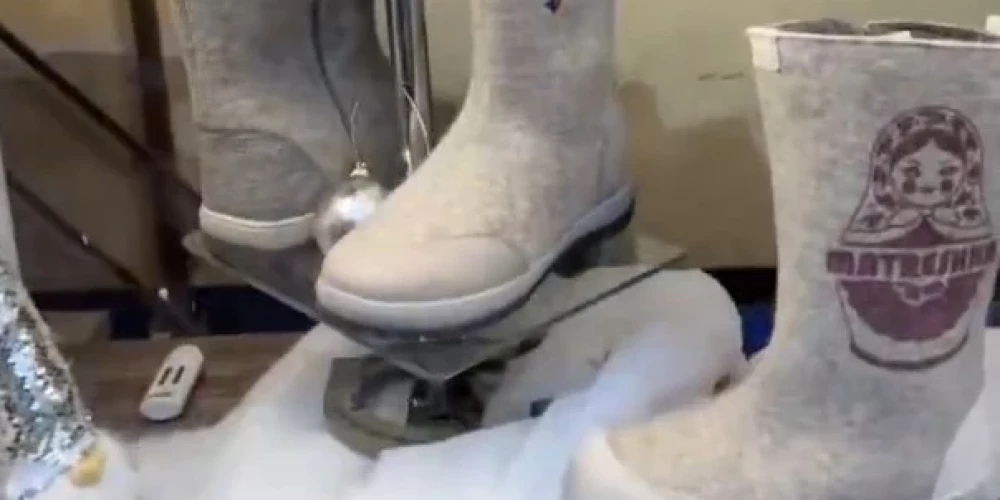 Латвийский телеведущий Айвис Цериньш шокирован витриной магазина в Риге