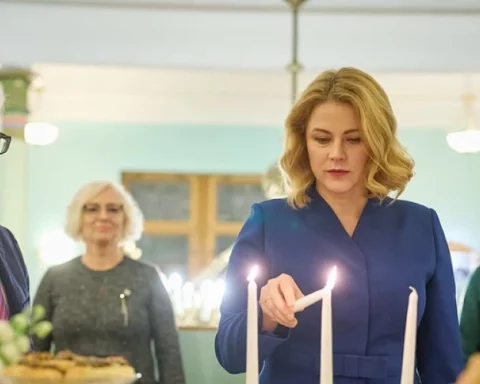 Латвия продемонстрировала единство в условиях роста антисемитизма через совместное зажигание свечей