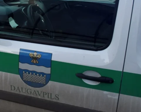 Люди в Даугавпилсе обеспокоены пугающим поведением женщины в микрорайоне Новый Форштадт