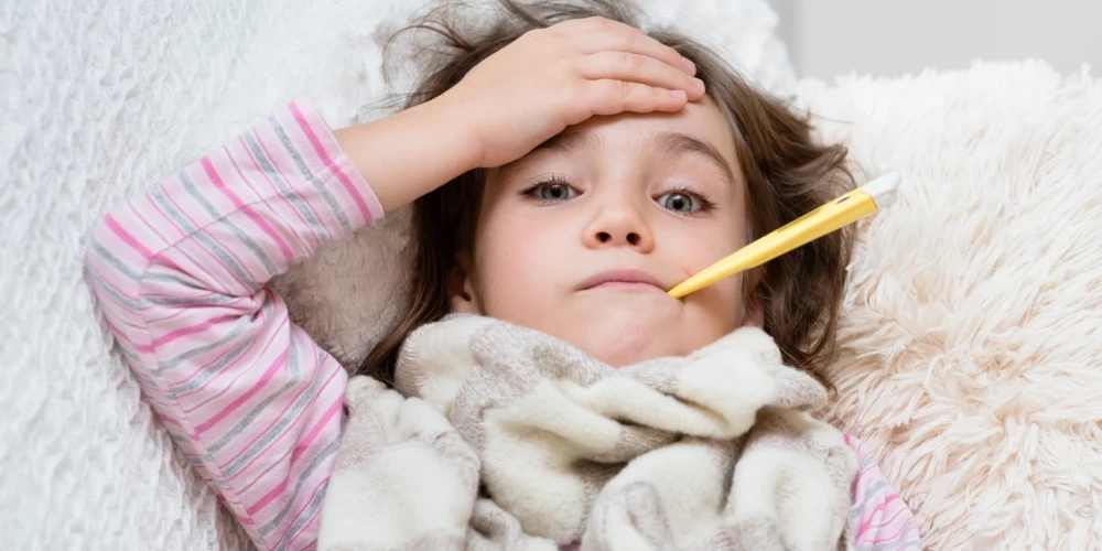 Медики призывают родителей не везти заболевших детей в больницы и советуют меры первой помощи