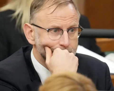 Министр сообщает о нехватке средств на ремонт дорог после освобождения фермеров от сборов