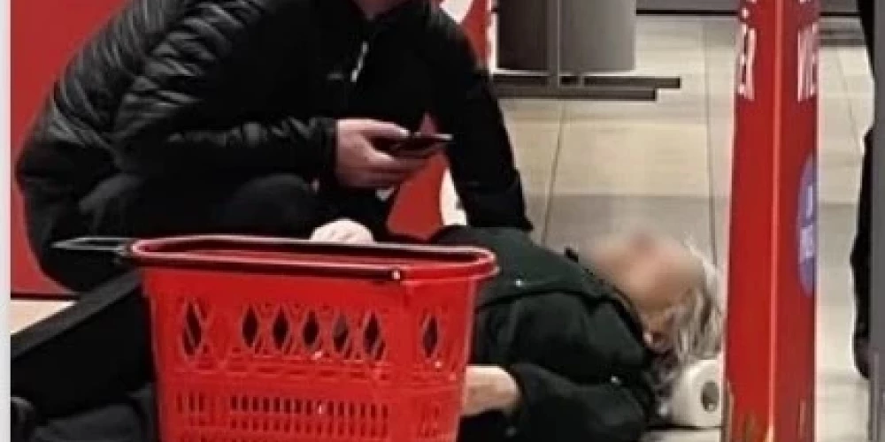Молодой человек поддержал пожилую женщину в супермаркете Вецмилгрависа до приезда скорой помощи