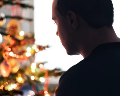 Мошенники активизировались на Рождество: Latvijas pasts предупреждает о фальшивых сообщениях