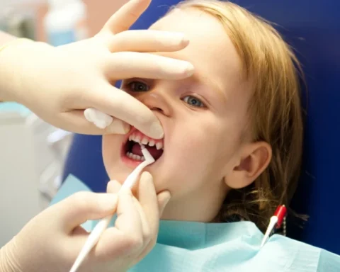 Недоступность бесплатной стоматологии для детей: родители жалуются на врачей по выходным