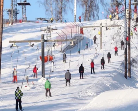 Несколько горнолыжных курортов Латвии откроются для катания на Рождество