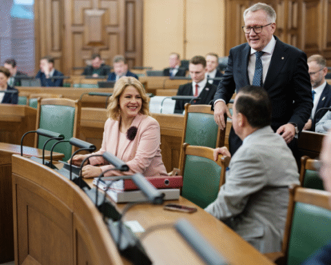 Оппозиция предлагает сократить зарплатные надбавки для министров и парламентских секретарей