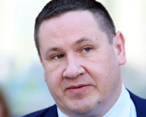 Оппозиция требует отставки мэра Огр Эгила Хелманиса за несвоевременную подачу анкеты