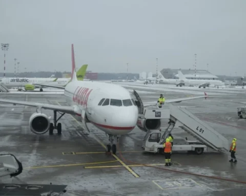 Пассажиры Рижского аэропорта сообщают о хаосе и ночевке на полу из-за перенаправлений рейсов