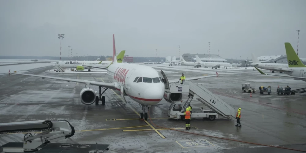 Пассажиры Рижского аэропорта сообщают о хаосе и ночевке на полу из-за перенаправлений рейсов