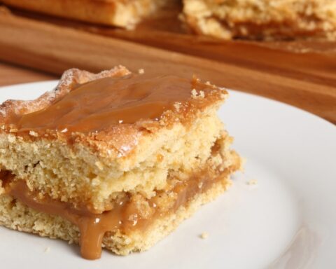 Песочный пирог с кремом из варёной сгущёнки