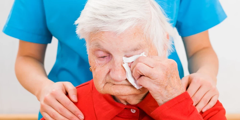 Пожилые латвийцы остаются в больницах на праздники из-за отказа детей забрать их домой