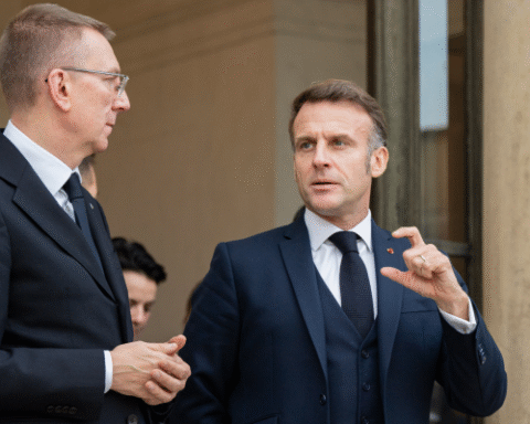 Президент Латвии Recommend Макрону усиливать давление на Россию в Париже