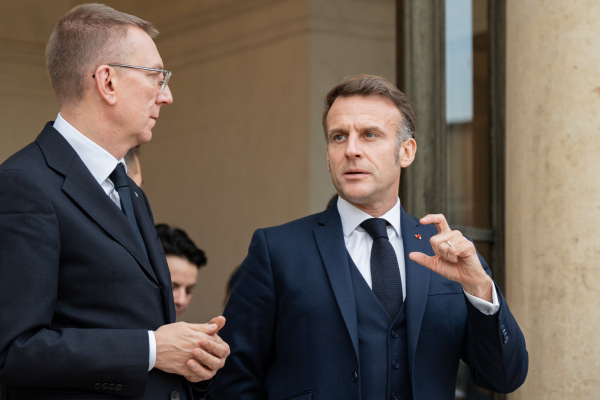 Президент Латвии Recommend Макрону усиливать давление на Россию в Париже