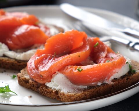 Приготовление копчёной красной рыбы в домашних условиях